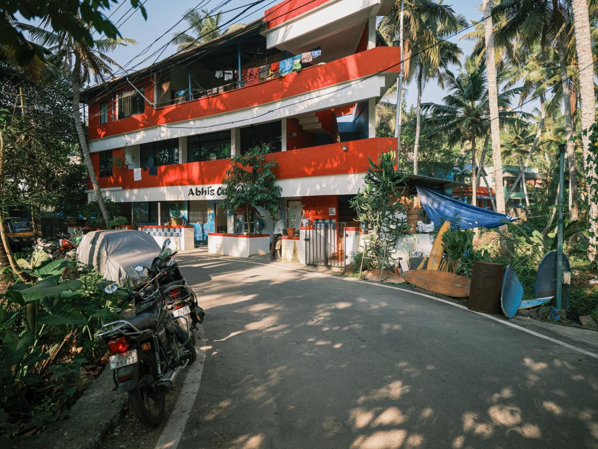 Abhi'S Cafe Avaduthura Kovalam Exterior foto